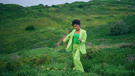 Bailarina-De-Estilo-Moderno-Moviendo-El-Cuerpo-En-El-Campo.-Mujer-Africana,-Realizar,-Vertical