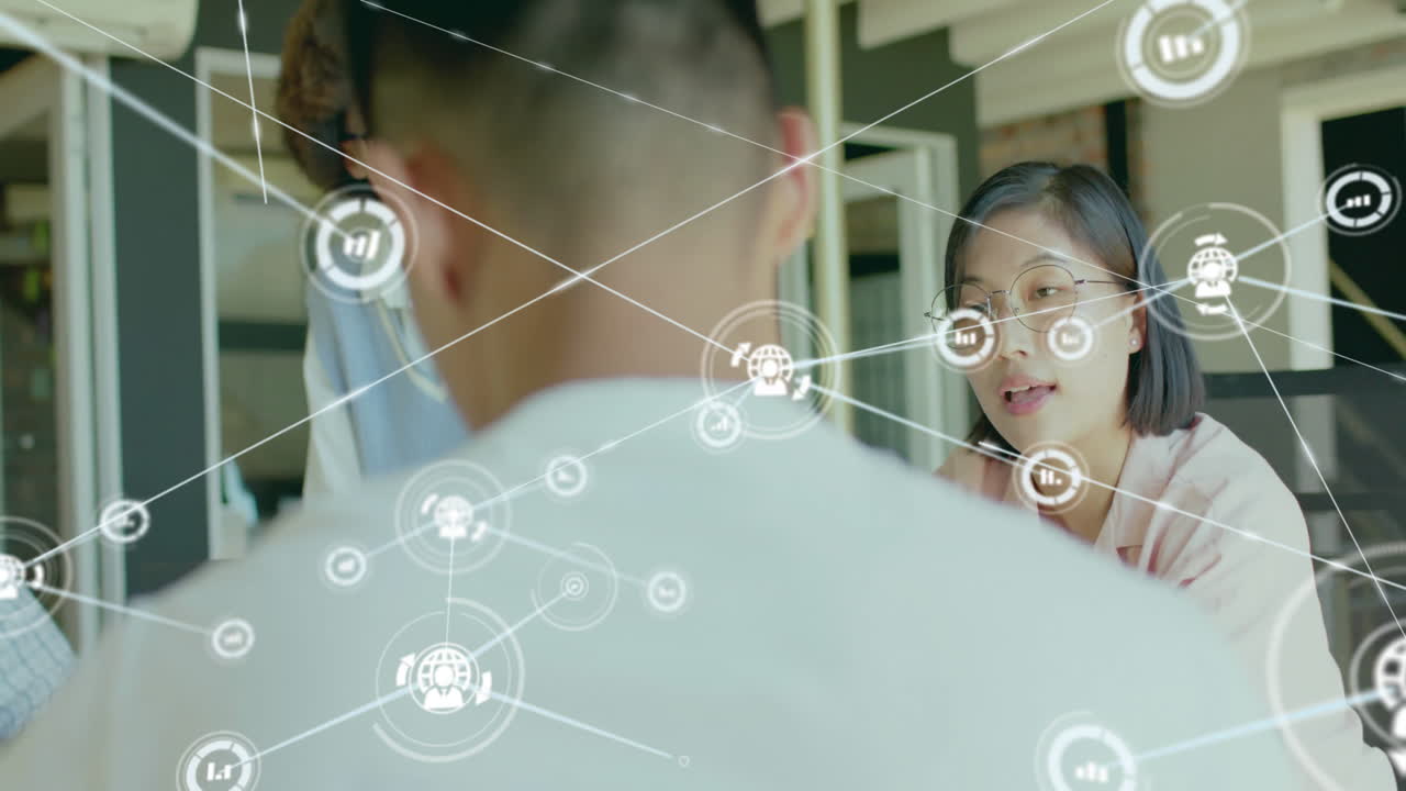 사무실에서 다양한 사업가들과의 세계 아이콘과의 연결 네트워크의 애니메이션