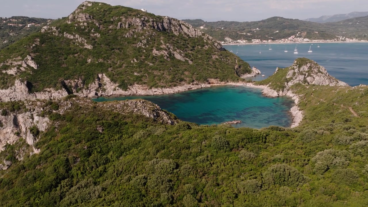 Vista drone delle scogliere di Porto Timoni e delle acque turchesi del Mar Ionio, Corfù