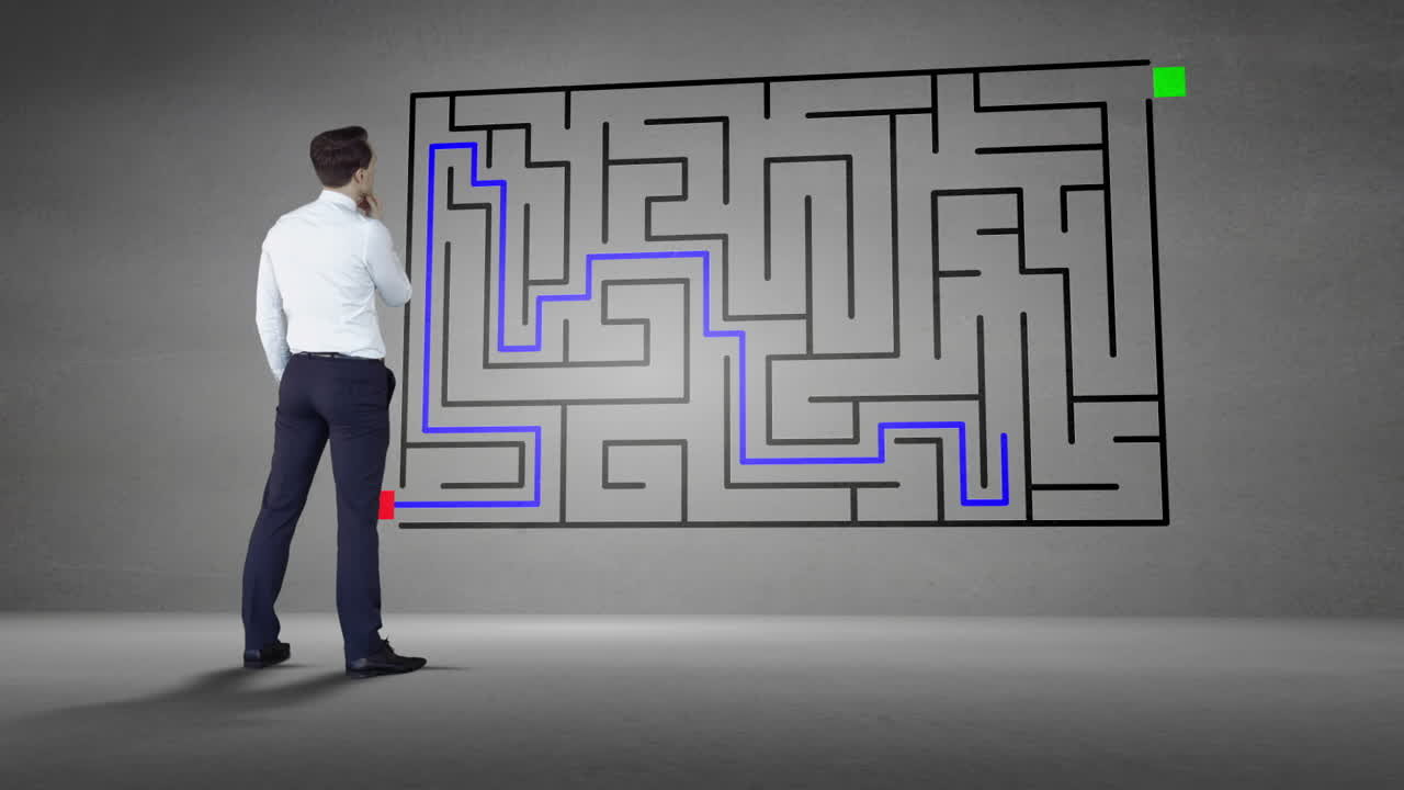 미로와 함께 회색 벽을 보는 사업가