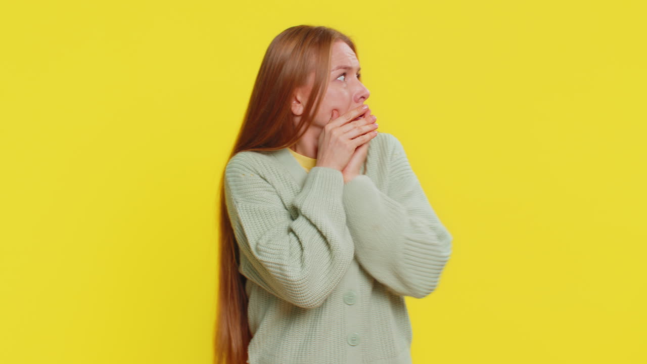 Spaventata, spaventata, depressa, donna che soffre di fobia, disturbo d'ansia, esprime paura, stress, panico.