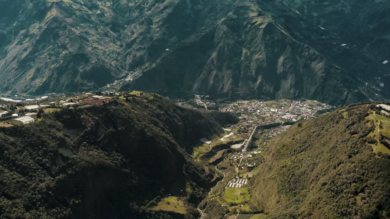 vista panorámica aérea de baños de agua santa ubicado en imponentes montañas andinas en ecuador