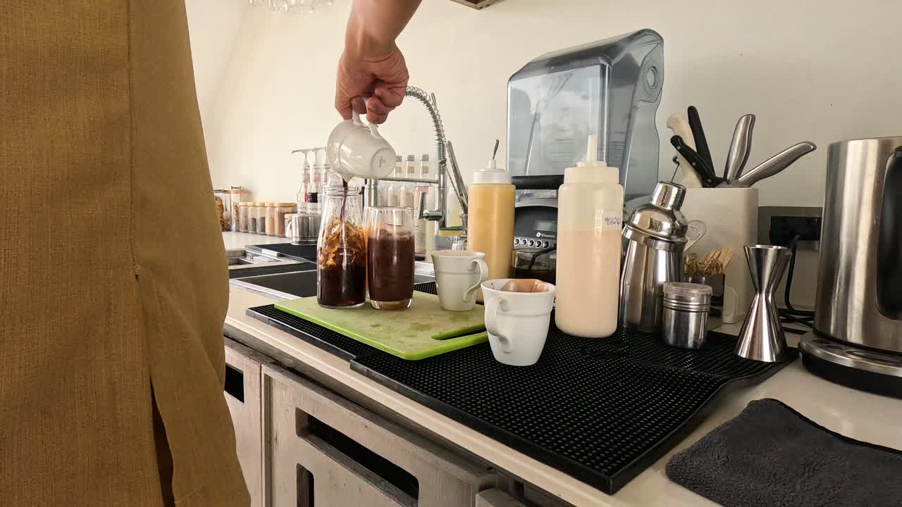 secuencia de hacer café helado en una cocina