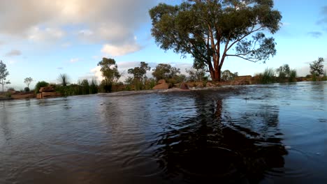 Eine-Zeitlupenaufnahme-Eines-Mannes,-Der-Mitten-Im-Winter-In-Australien-In-Einen-Farmdamm-Springt