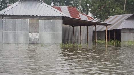 Überschwemmtes-Haus-Im-Norden-Von-Bangladesch-Im-Jahr-2020-Überschwemmung