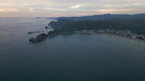 Paisaje-Panorámico-Aéreo-De-Barra-De-Navidad-Playa-Prístina-Horizonte-De-Pequeña-Ciudad-En-México,-Océano-Azul-Pacífico