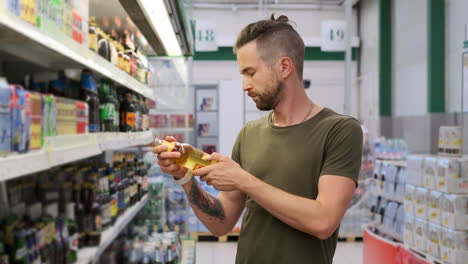 hombre comprando cerveza en una tienda de comestibles
