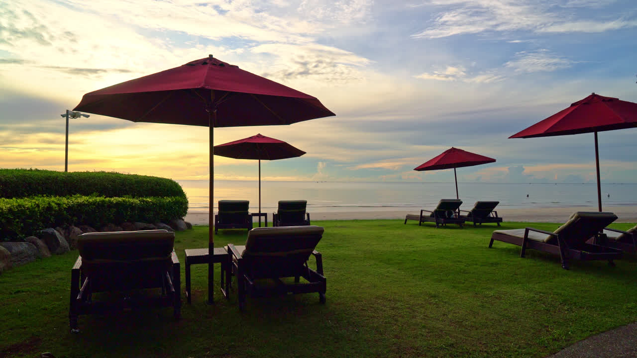 바다 해변 배경과 아침에 일출 의자와 우산 - 휴가 및 휴일 개념