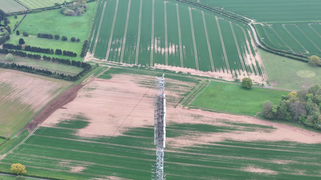 estación de transmisión de lichfield hopwas hill tamworth reino unido drone, descendiendo desde el aire
