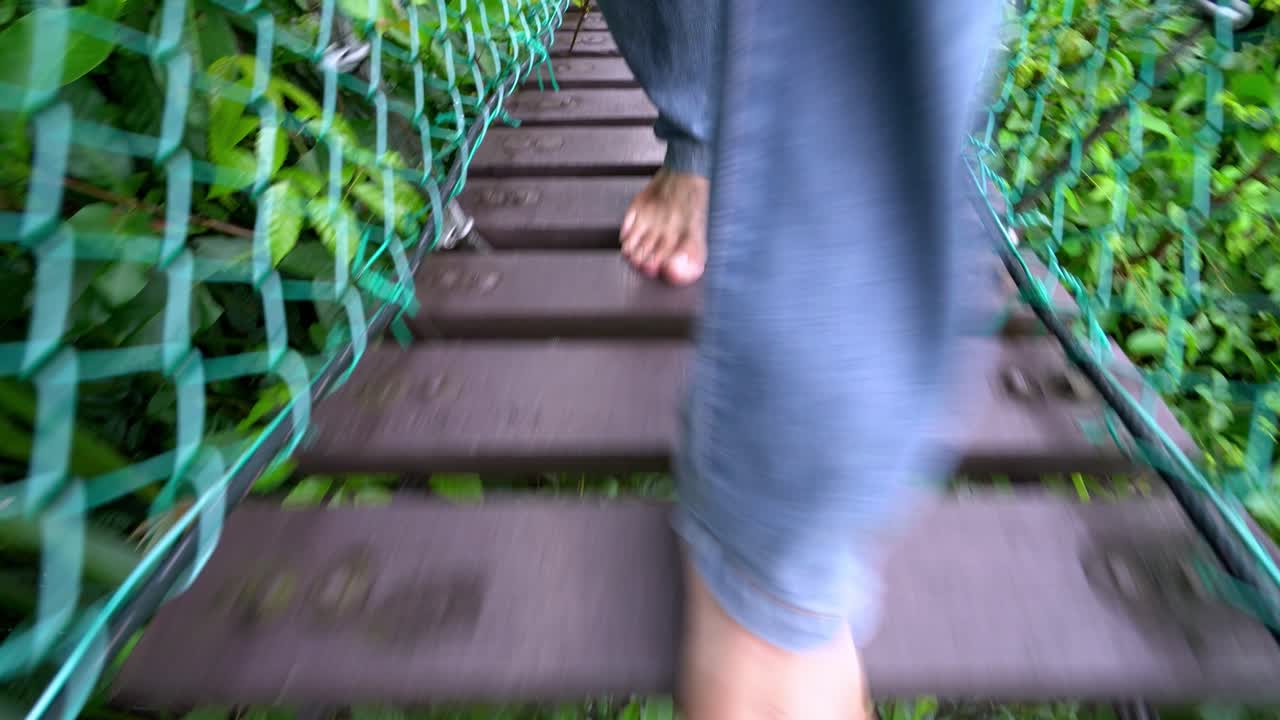 낮은 각도 맨 발로 사람을 따라