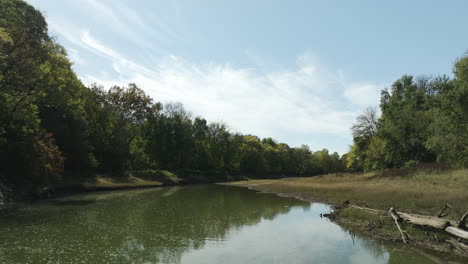 Ruhiger-Bach-Mit-Laubwaldbäumen-Im-Twin-Bridges-Park,-Arkansas,-USA