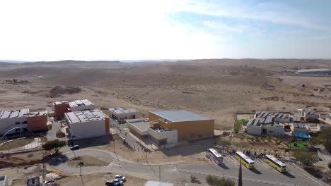 volando hacia atrás sobre los techos del consejo regional de ramat negev