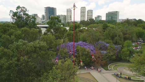 Drohnenaufnahme-Von-Papantla-Flyern-In-Mexiko-Stadt