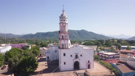 vista pintoresca de la iglesia histórica y el paisaje rural soleado