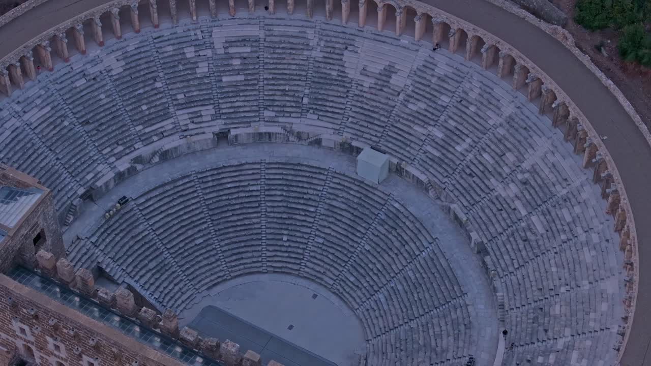 Facciata del Teatro di Aspendos illuminata al tramonto a Serik, Turchia