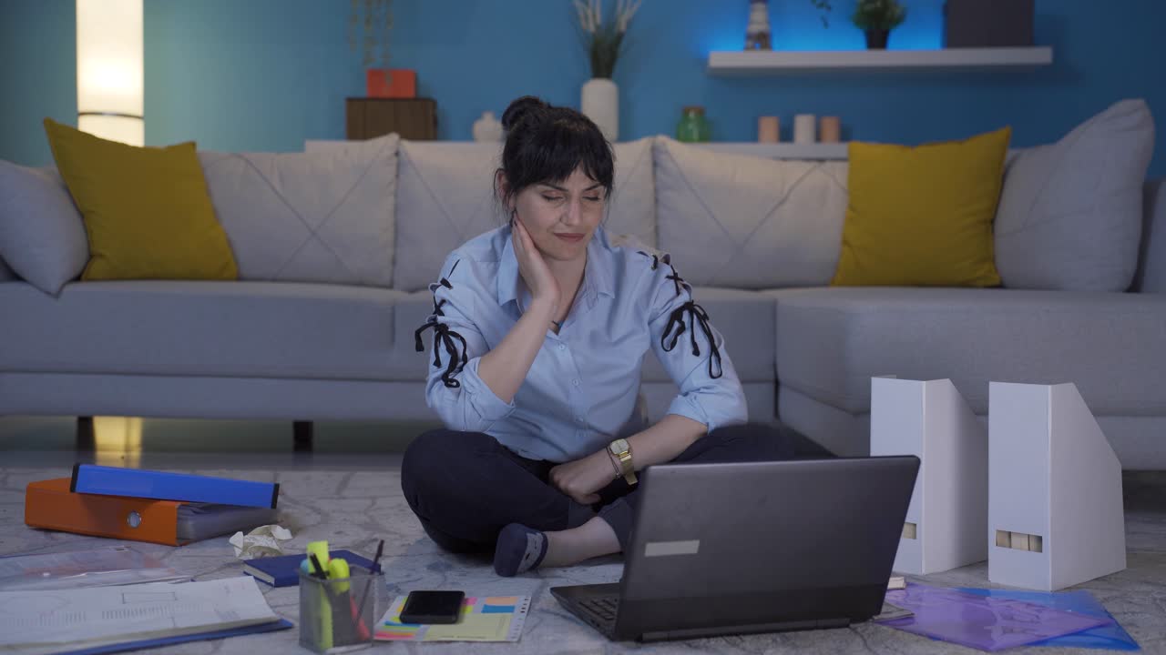 la mujer que trabaja en la oficina se siente bien físicamente.