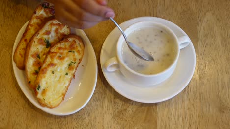 pan de ajo y sopa de crema de setas