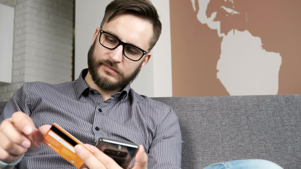 hombre comprando en línea con tarjeta de crédito bancaria de teléfono inteligente