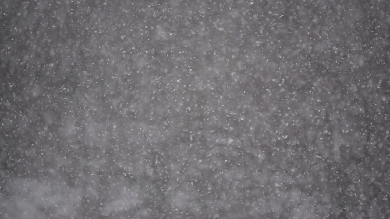 la nieve esponjosa cae suavemente en cámara lenta