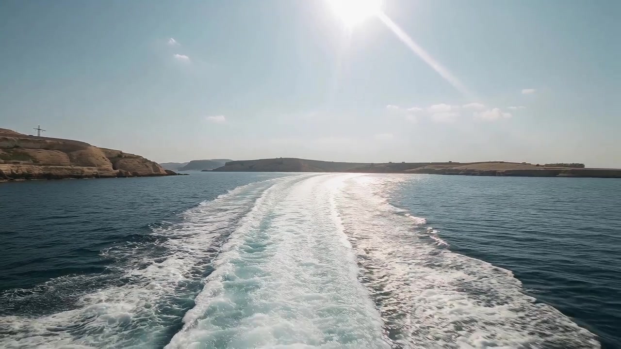 Dejando una estela espumosa que se extiende hasta el horizonte en un canal marítimo, la hélice impulsando el agua mientras la embarcación se mueve