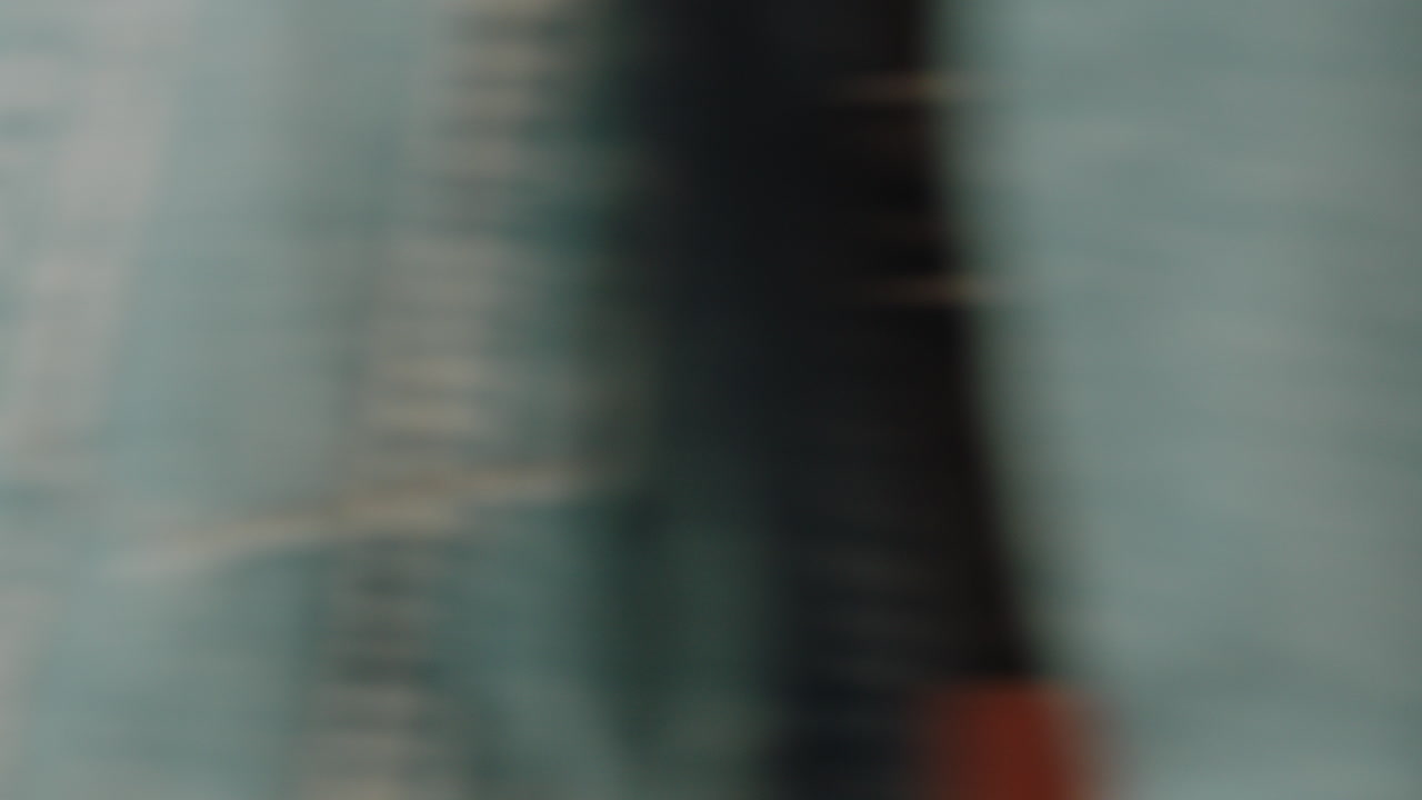 hombre de negocios profesional que usa una computadora portátil digital en un café trabajando navegando por correos electrónicos conectándose en línea buscando una lluvia de ideas pensativa en un restaurante ocupado