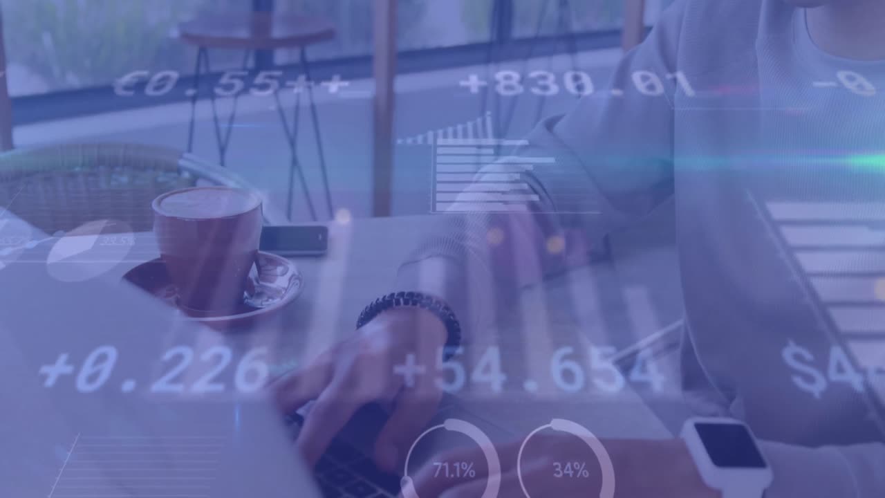 animazione dell'elaborazione di dati statistici contro un uomo biraciale che usa un portatile in un caffè.