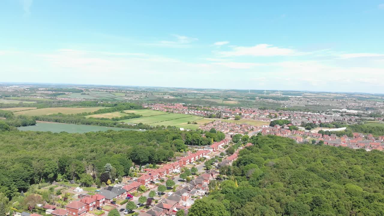 Passeio na Mata, Bosques de Wombwell - propriedades vermelhas em dia ensolarado, vista aérea de pedestal