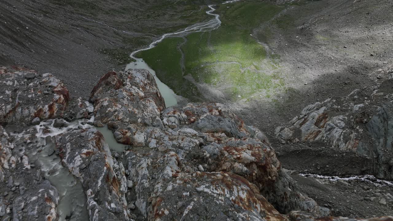 pequeño lago de montaña alimentado por arroyos durante la temporada de verano