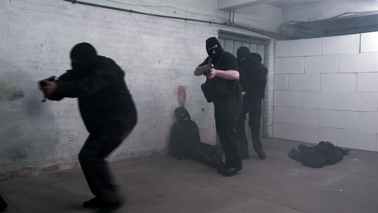 un equipo swat de fuerzas especiales militares asegura un almacén después de un ataque terrorista