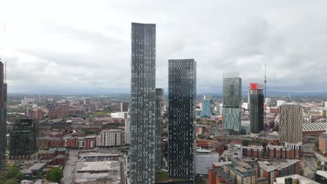 establecer vista aérea a través de alto geométrico deansgate manchester centro de la ciudad paisaje de los rascacielos y el horizonte del centro de la cidade