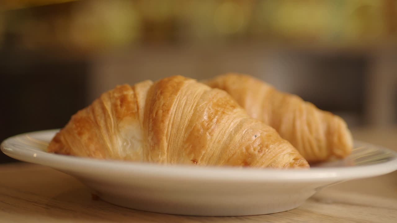 Due croissant su un piatto