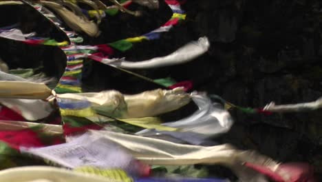 banderas de oración flotando en el viento