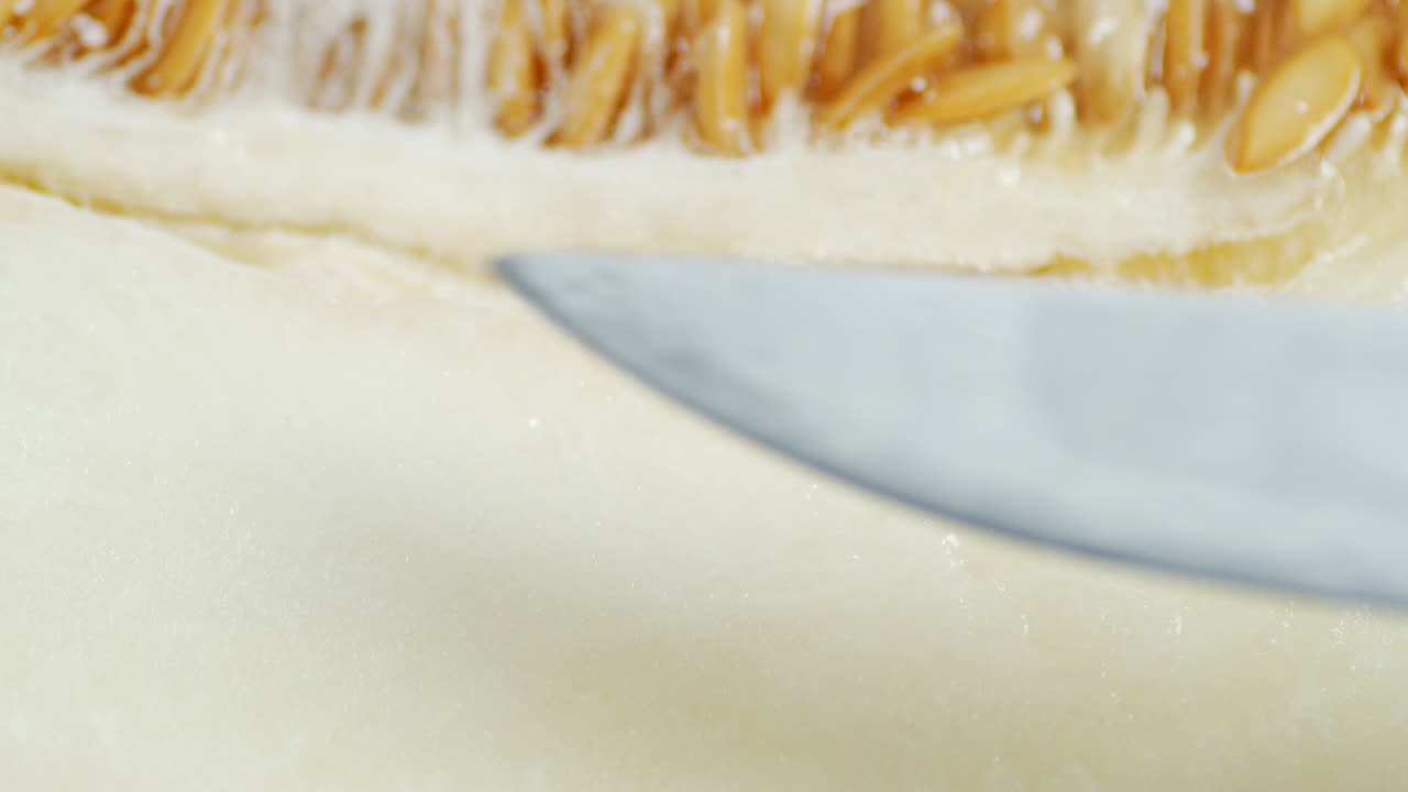 el cuchillo se gasta en un melón jugoso maduro.