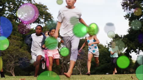 Puntos-De-Luz-De-Colores-En-Movimiento-Con-Niños-Corriendo