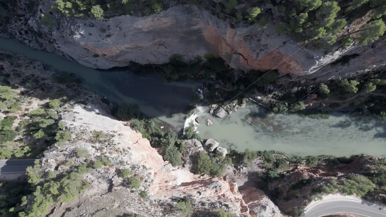 aérea de arriba hacia abajo del prístino río mijares que serpentea en el estrecho cañón, aragón, españa