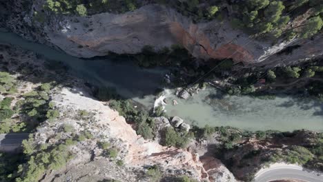 Antena-Arriba-Hacia-Abajo-Del-Prístino-Río-Mijares-Serpenteando-En-Un-Estrecho-Cañón,-Aragón-España