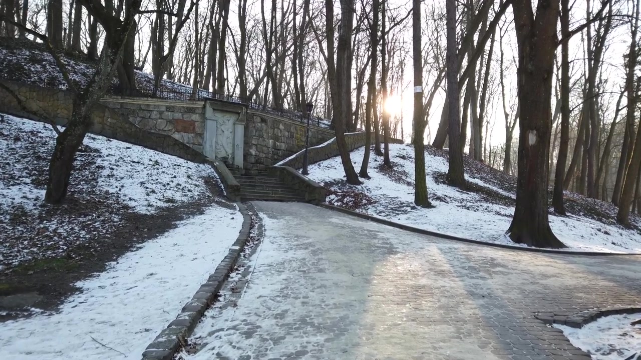 Vejen i parken. Optagelse om vinteren