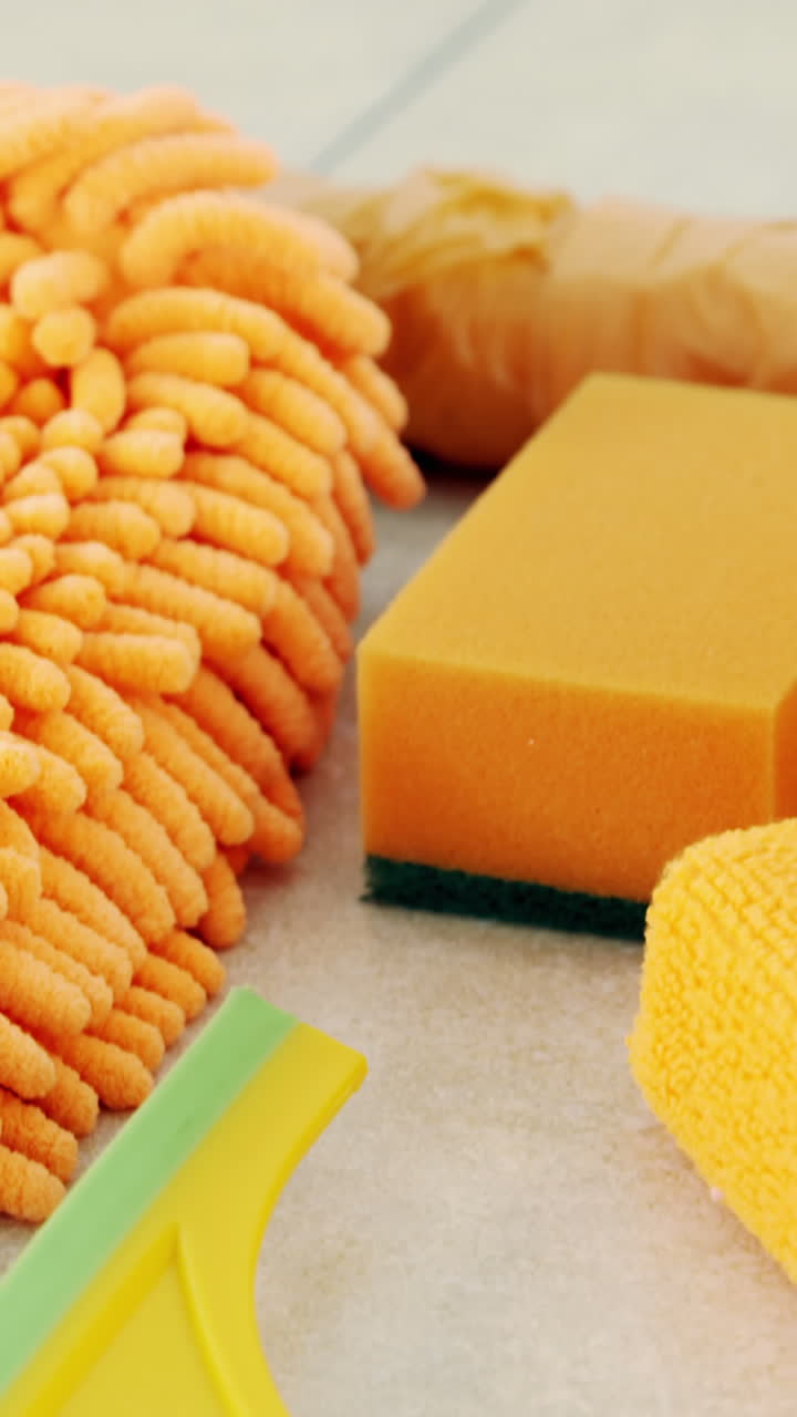 바닥에 청소 용품