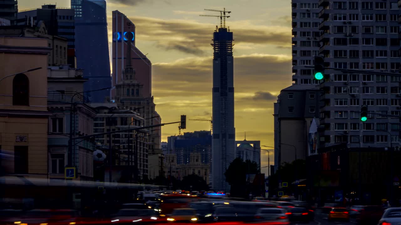 tráfico nocturno en calles de la ciudad y pasos elevados, con rascacielos en el fondo, lapso de tiempo,