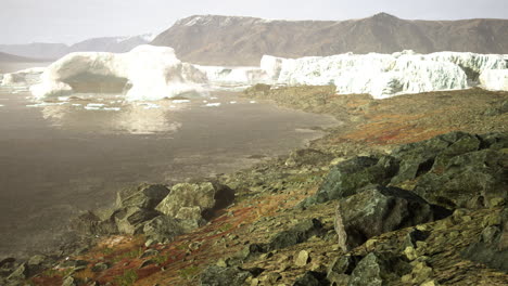 Arktische-Naturlandschaft-Mit-Eisbergen-Im-Grönländischen-Eisfjord