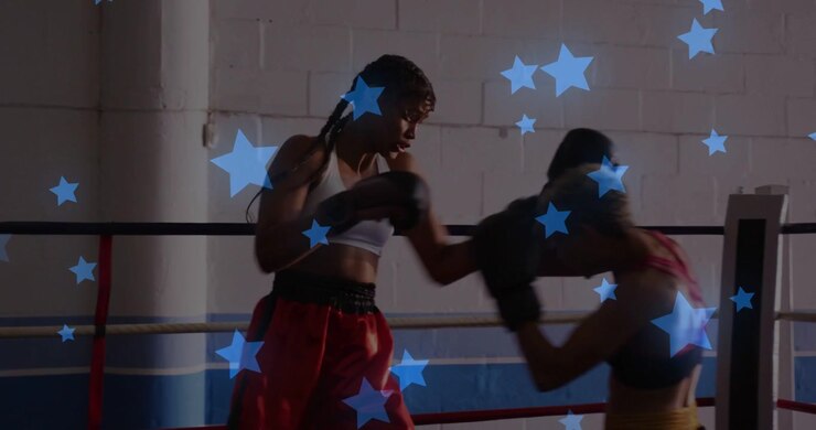 Due pugilesse che si allenano e fanno sparring in un ring di pugilato.