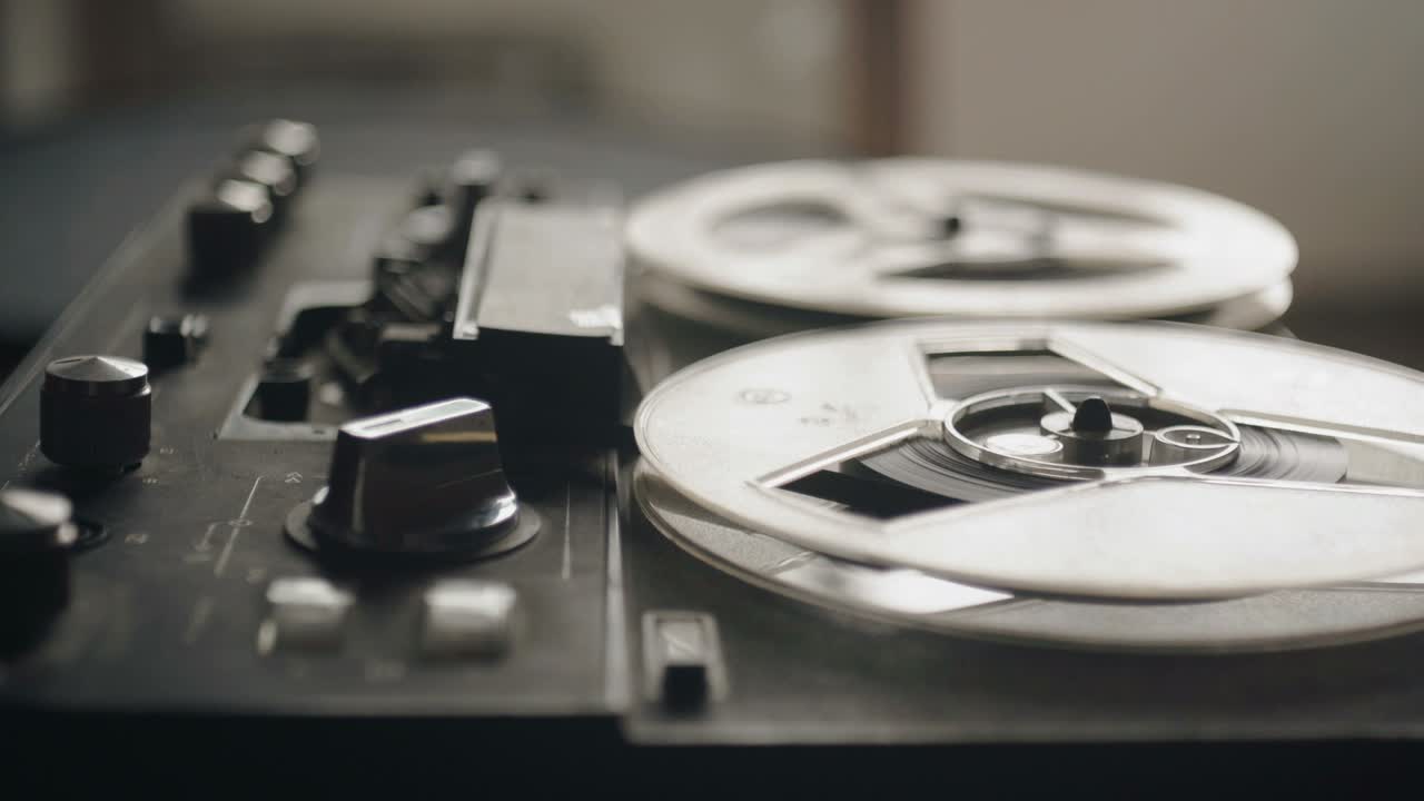 릴 필름 테이프는 빈티지 프로 플레이어에서 회전합니다. 올드 스쿨 장비