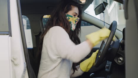 Una-Mujer-Con-Mascarilla-Y-Guantes