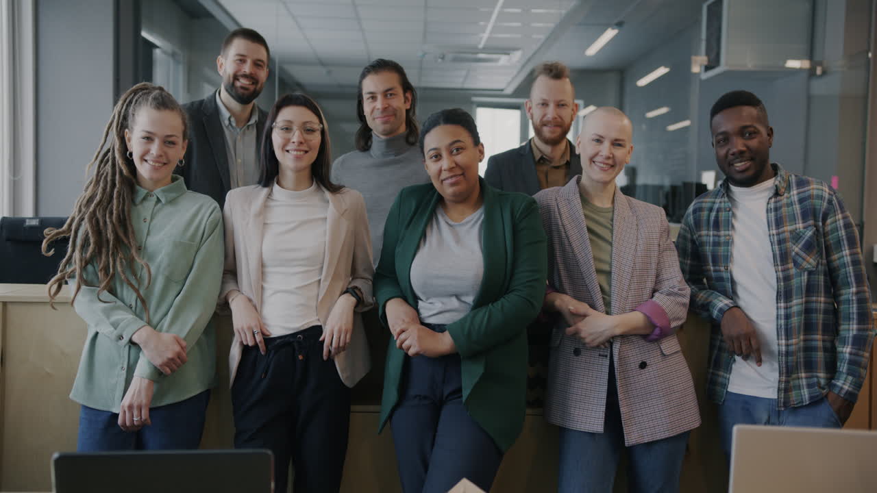 equipe diversificada em escritórios modernos