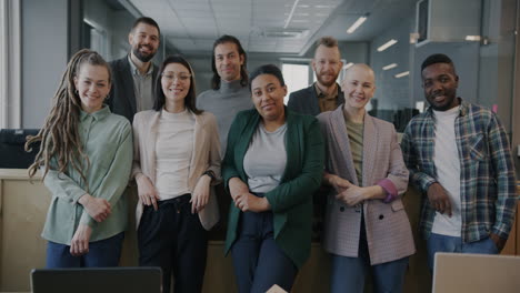 equipo diverso en la oficina moderna