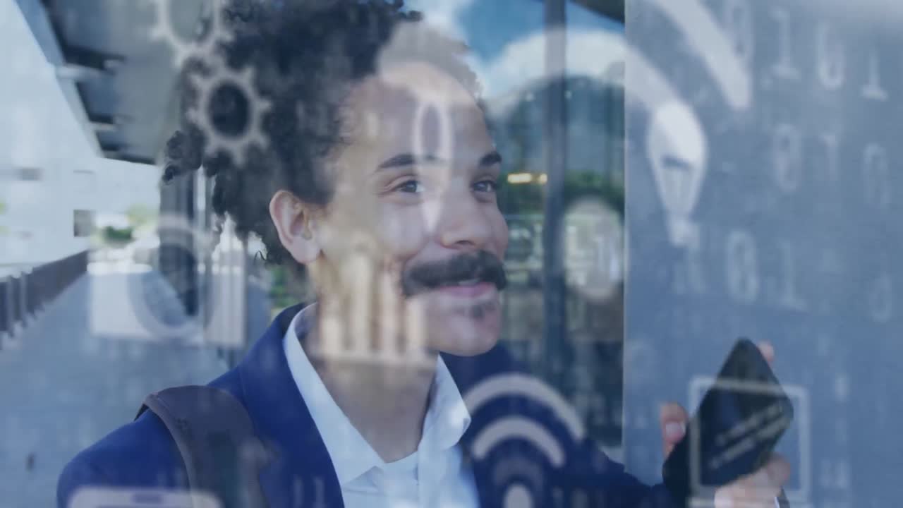Animation av databehandling med ikoner över en man som använder smartphone