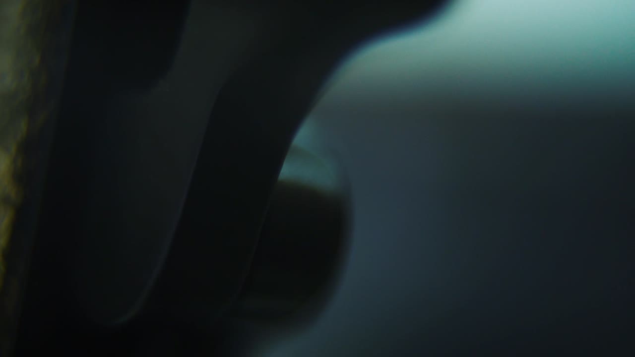 tomada macro de una placa de trípode de cerca, engranaje de la cámara, botón de metal, movimiento suave de la grúa hacia abajo, cámara lenta de 120 fps, full hd