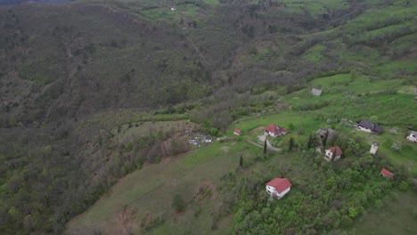 Antena-Del-Típico-Paisaje-De-Pueblo-Bosnio-En-Las-Montañas