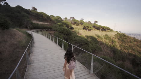 fantástico paseo por el puente en la carretera de les aigues barcelona