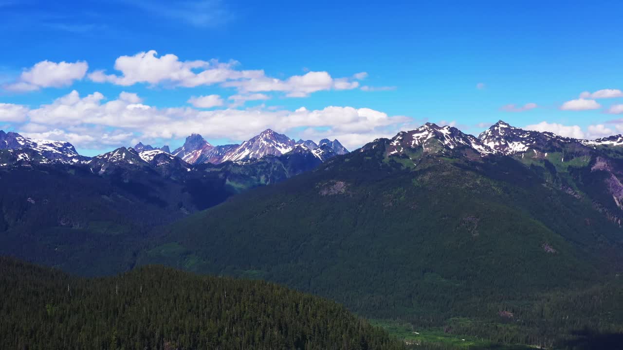 눈 인 꼭대기 들 이 있는 웅장 한 산맥